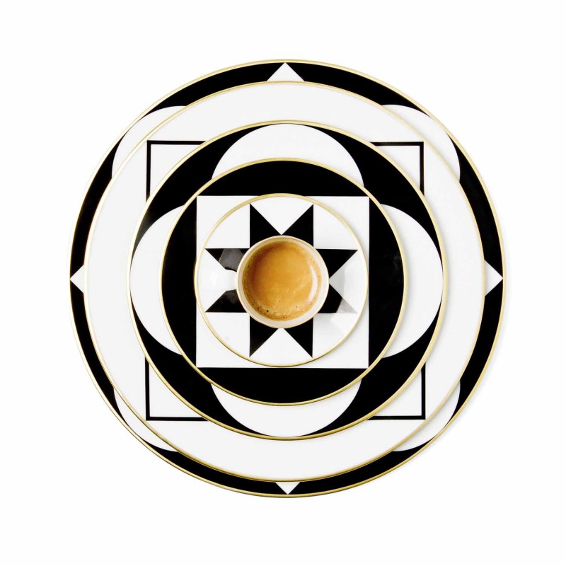 img3_fl2006235705_fruehstuecksteller Espresso auf geometrisch gemusterten, schwarz-weißen Tellern mit goldener Umrandung. Fürstenberg Porzellan.