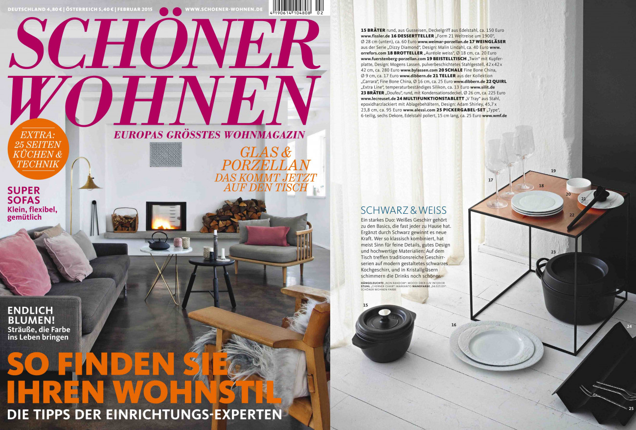 Wohnzimmer zeigt graues Sofa, Kamin, Holztisch, Magazin Schöner Wohnen. Fürstenberg Porzellan.