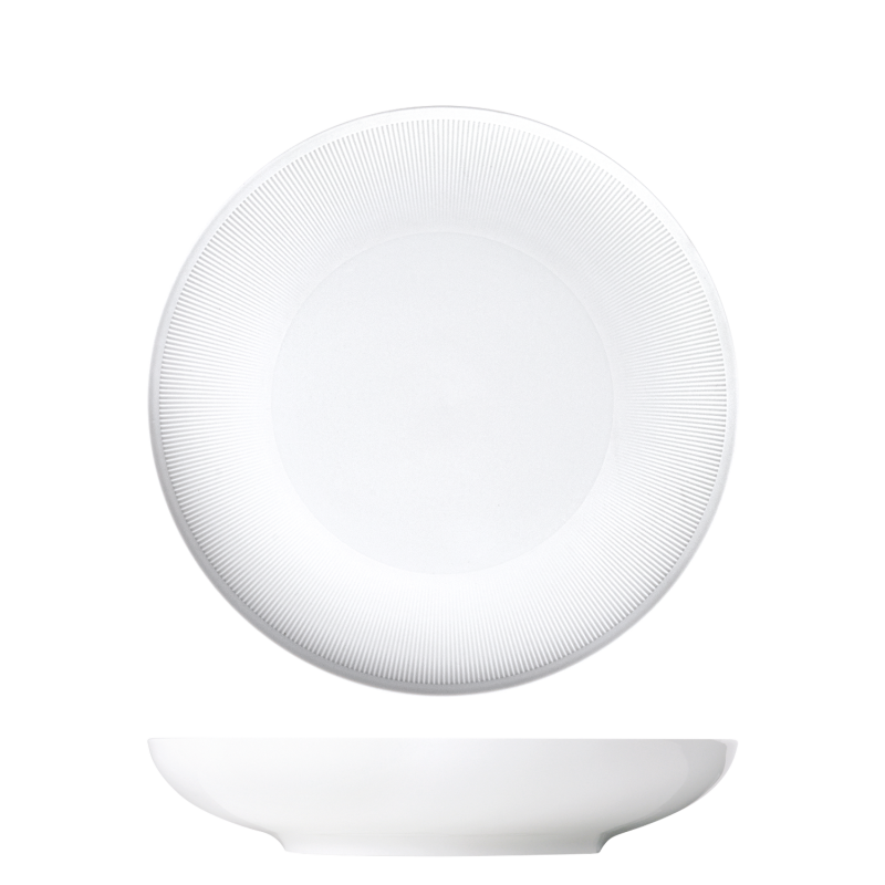 img1_tf2007661001_pastateller Weißer Porzellanteller mit feinen radialen Rillen auf weißem Hintergrund. Fürstenberg Porzellan.