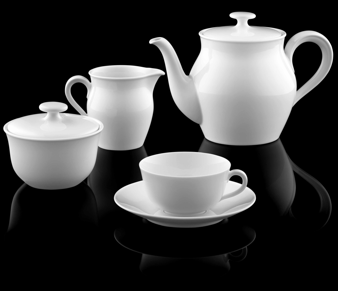 Weißes Porzellan-Teeservice mit Kanne, Milchkännchen, Zuckerdose und Tasse auf schwarzem Hintergrund. Fürstenberg Porzellan.