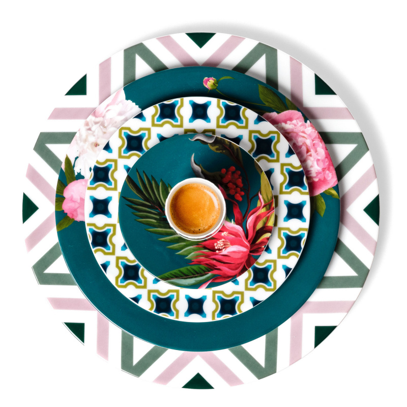 img2_un20067_5712_espressountertasse Espressotasse auf drei unterschiedlich gemusterten, übereinander gestapelten Tellern. Fürstenberg Porzellan.