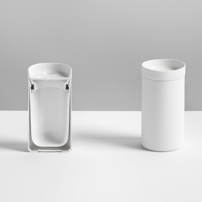 img2_tg2018251001_to_go_thermobecher Zwei weiße Porzellanbecher stehen nebeneinander auf weißem Hintergrund. Fürstenberg Porzellan.