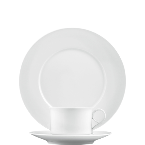 Weiße Teetasse mit Untertasse, vor einem passenden Teller platziert. Fürstenberg Porzellan. Weiße Teetasse mit Untertasse, vor einem passenden Teller platziert. Fürstenberg Porzellan.