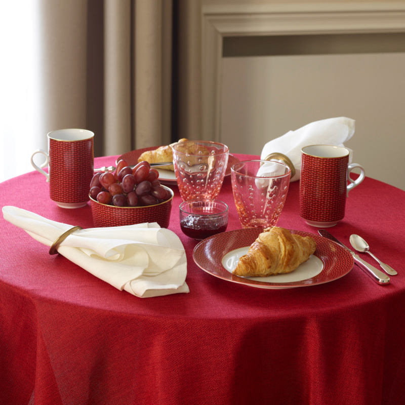 img2_fl20112359041___fruehstuecksteller Frühstückstisch mit roten Tassen, Croissants, Trauben, Besteck und Servietten. Fürstenberg Porzellan.