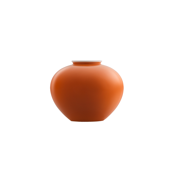 Orangefarbene, kugelförmige Porzellanvase steht isoliert, glänzender Look. Fürstenberg Porzellan.