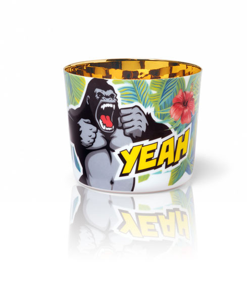 Ein Becher zeigt brüllenden Gorilla, "YEAH", tropische Blätter; Goldrand innen. Fürstenberg Porzellan.