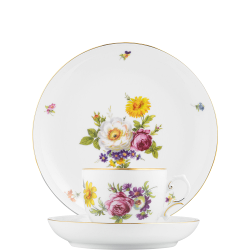 Tasse mit Blumenmuster steht auf Untertasse, vor passendem Teller platziert. Fürstenberg Porzellan. Tasse mit Blumenmuster steht auf Untertasse, vor passendem Teller platziert. Fürstenberg Porzellan.