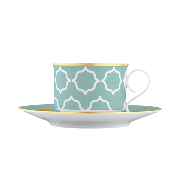 Tasse mit türkis-weißem Muster, goldenen Akzenten auf passender Untertasse. Fürstenberg Porzellan.
