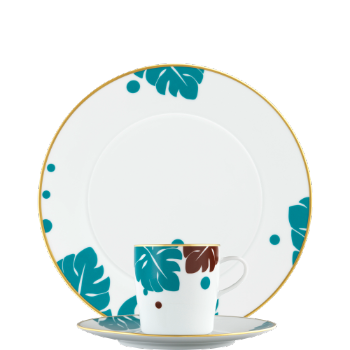 Teller und Tasse mit blauen Blättern und goldenen Rändern, arrangiert. Fürstenberg Porzellan. Teller und Tasse mit blauen Blättern und goldenen Rändern, arrangiert. Fürstenberg Porzellan.