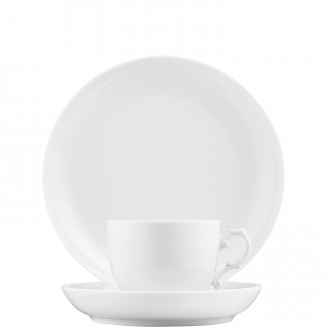 Weiße Tasse mit Untertasse vor großem weißen Teller platziert. Fürstenberg Porzellan. Weiße Tasse mit Untertasse vor großem weißen Teller platziert. Fürstenberg Porzellan.