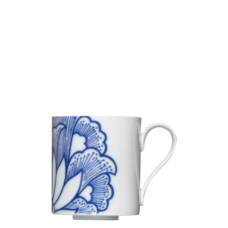 img1_ob2006195704_kaffeebecher Weiße Tasse mit blauem floralem Muster, eleganter Griff. Fürstenberg Porzellan.
