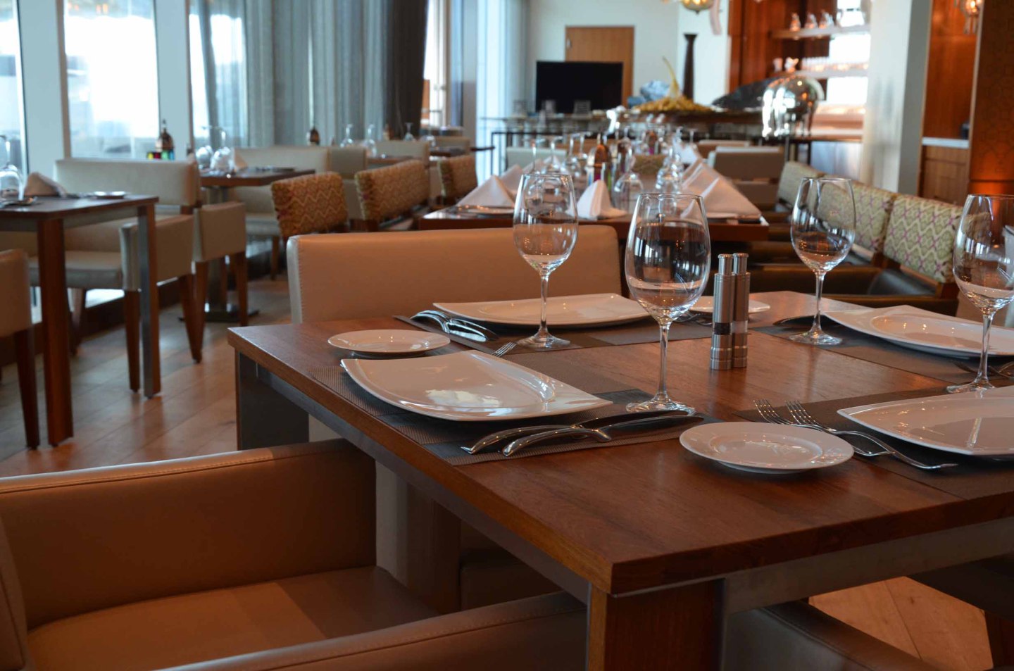 Tisch mit Gedeck, Gläsern und Besteck in einem eleganten Restaurant. Fürstenberg Porzellan.