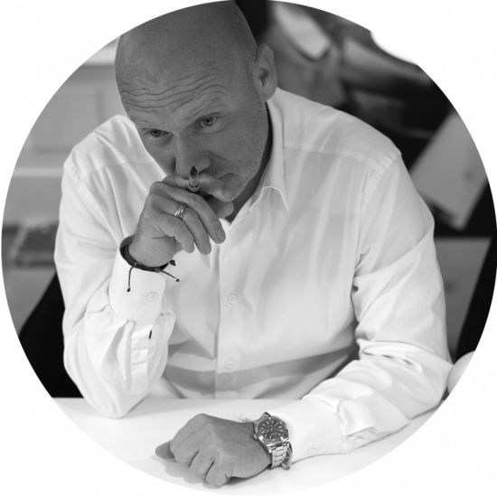 Es tut mir leid, ich kann nicht erkennen, wer auf dem Bild ist.