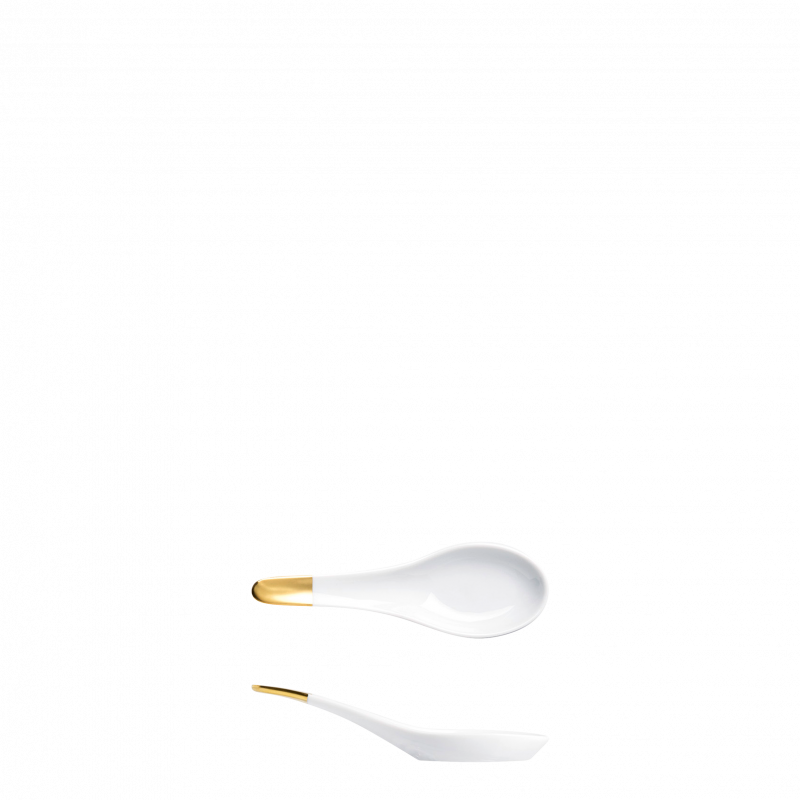 Spoon Treasure GOLD Weiße Porzellan-Löffel mit goldener Spitze, auf weißem Hintergrund liegend. Fürstenberg Porzellan.
