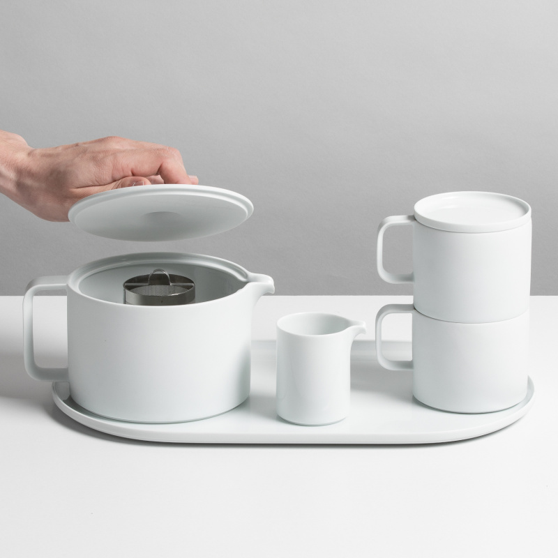 img2_ov2018401001_servierplatte_oval Weiße Teekanne mit abgenommenem Deckel neben zwei Tassen und Milchkännchen. Fürstenberg Porzellan.