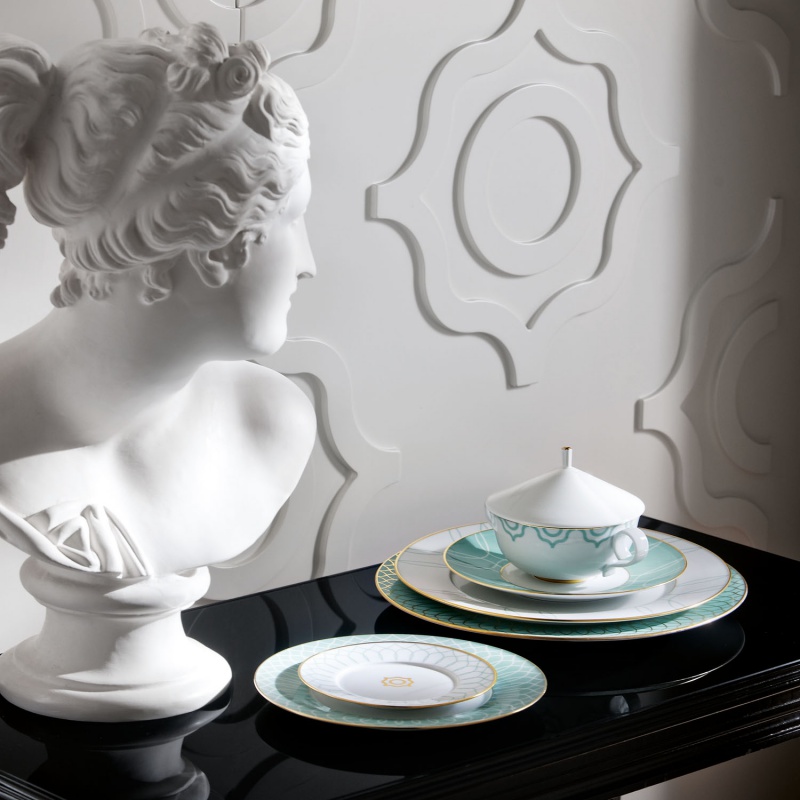 img4_ta2011205900_suppentasse_2_tlg Büste beobachtet elegante, geschichtete Porzellanteller und Tasse auf Tisch. Fürstenberg Porzellan.