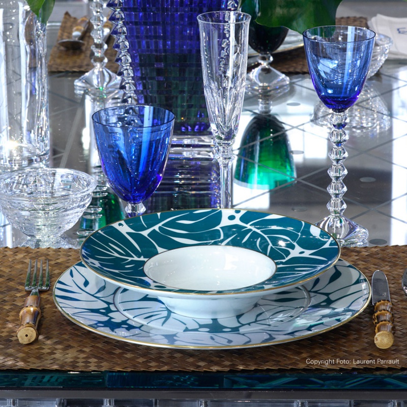 img3_tf20142670023_pastateller Tischgedeck mit blau-weißem Porzellan und blauen Gläsern, auf geflochtener Unterlage. Fürstenberg Porzellan.