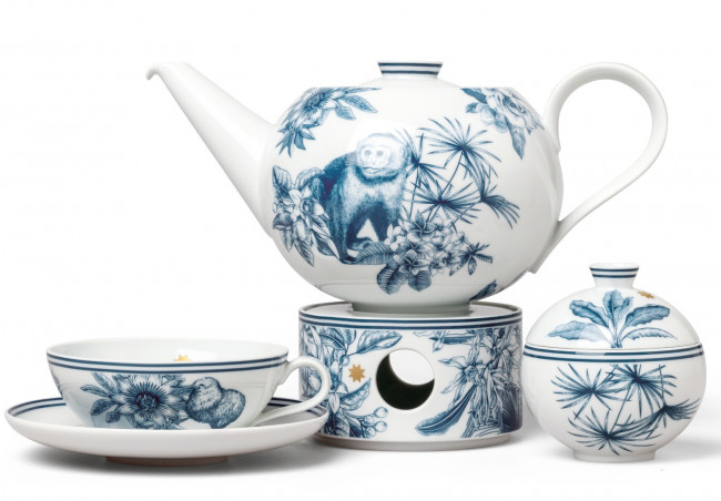 Teekanne, Tasse, Untertasse mit blauen Affen-Motiven, Blumen; auf weißem Hintergrund. Fürstenberg Porzellan.
