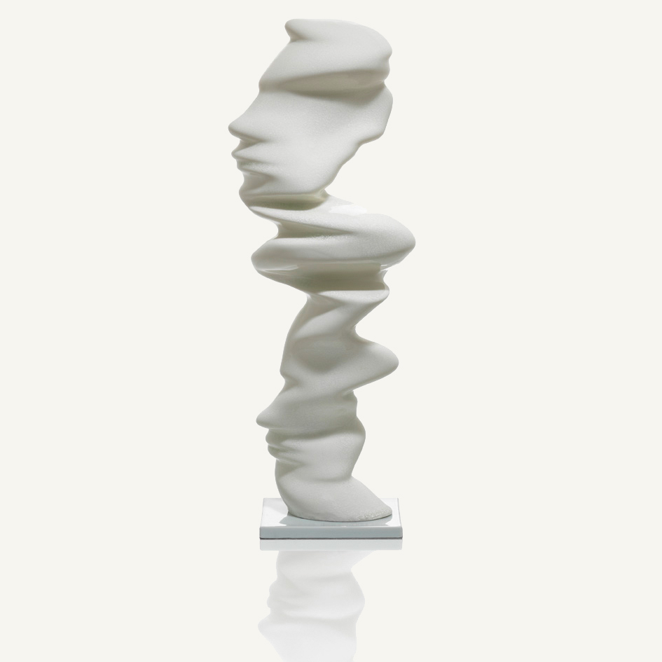 Weiße Skulptur zeigt abstrakte, gedrehte Silhouette auf quadratischer Basis stehend. Fürstenberg Porzellan.