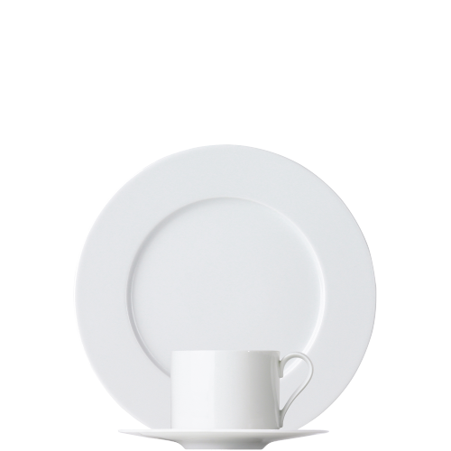 Weiße Tasse auf Untertasse vor weißem Teller, minimalistisch arrangiert. Fürstenberg Porzellan. Weiße Tasse auf Untertasse vor weißem Teller, minimalistisch arrangiert. Fürstenberg Porzellan.