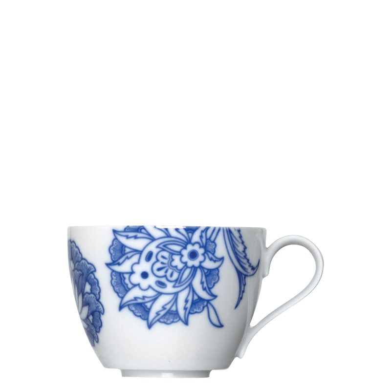 Coffee cup Weiße Porzellantasse mit blauem Blumenmuster, auf weißem Hintergrund. Fürstenberg Porzellan.