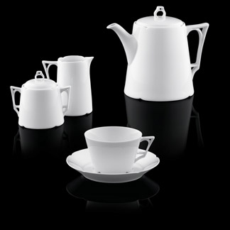 Weiße Teeservice-Teile, bestehend aus Tasse, Untertasse, Kanne, betrachtet auf schwarzem Hintergrund. Fürstenberg Porzellan.