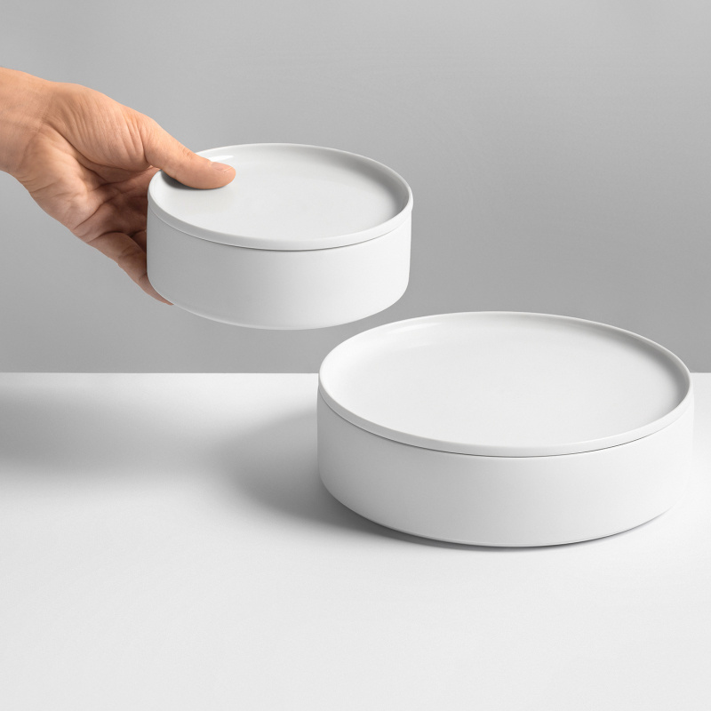 img5_sl201823weiss_schale_l Zwei weiße Porzellandosen, eine wird von einer Hand gehalten. Fürstenberg Porzellan.