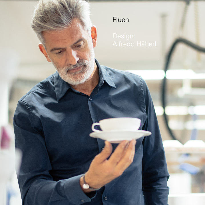 img2_ts20161_weiss_teesieb Ein Mann hält Teetasse, betrachtet sie aufmerksam. Text: "Fluen Design: Alfredo Häberli". Fürstenberg Porzellan.