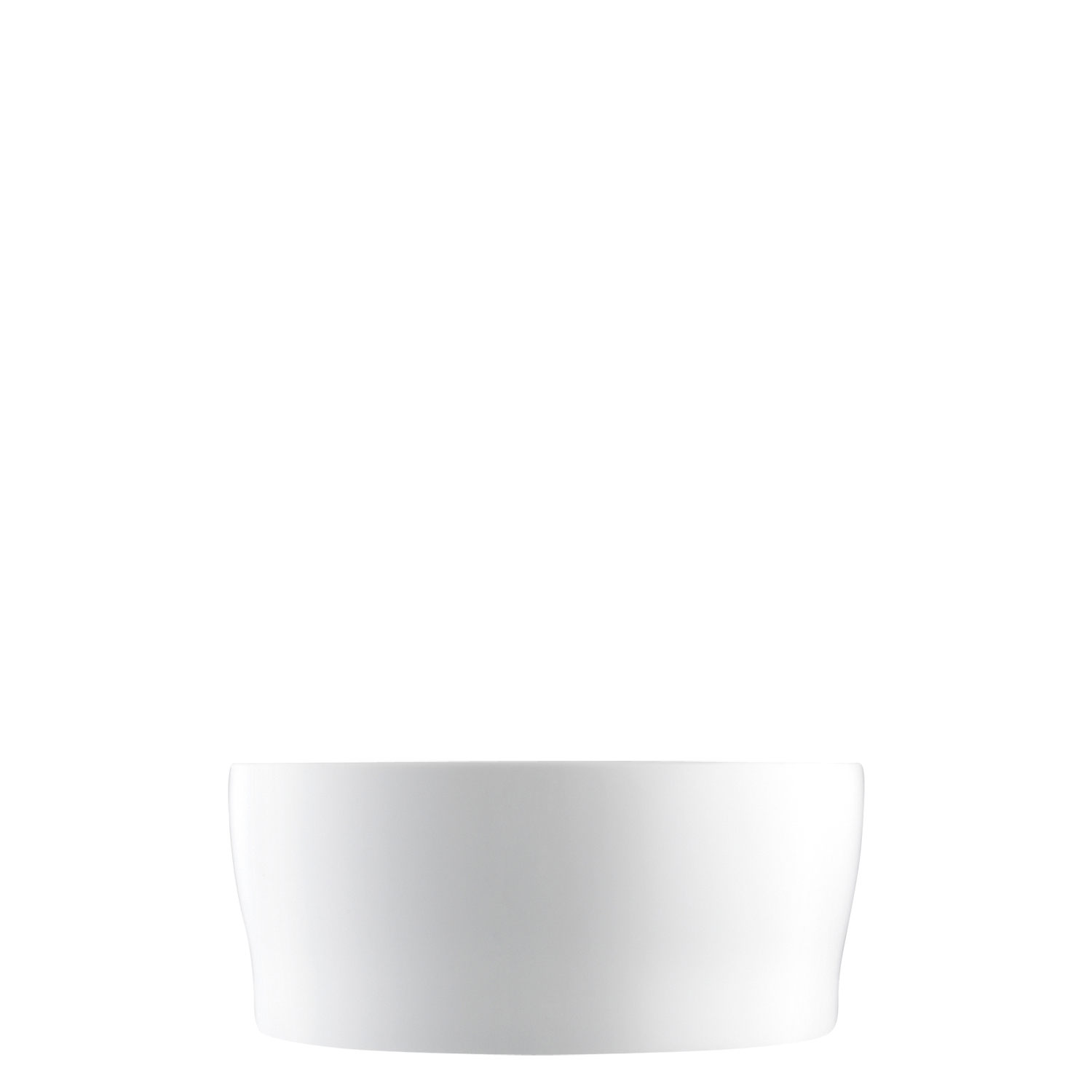 Weiße, minimalistische Schale steht vor hellem Hintergrund. Fürstenberg Porzellan. Weiße, minimalistische Schale steht vor hellem Hintergrund. Fürstenberg Porzellan.