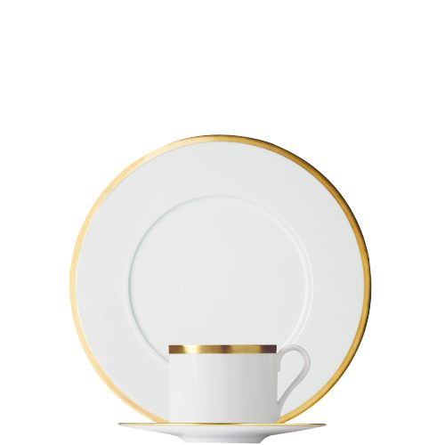 Weiße Tasse und Teller mit goldenen Rändern, aufeinander gestapelt. Fürstenberg Porzellan. Weiße Tasse und Teller mit goldenen Rändern, aufeinander gestapelt. Fürstenberg Porzellan.