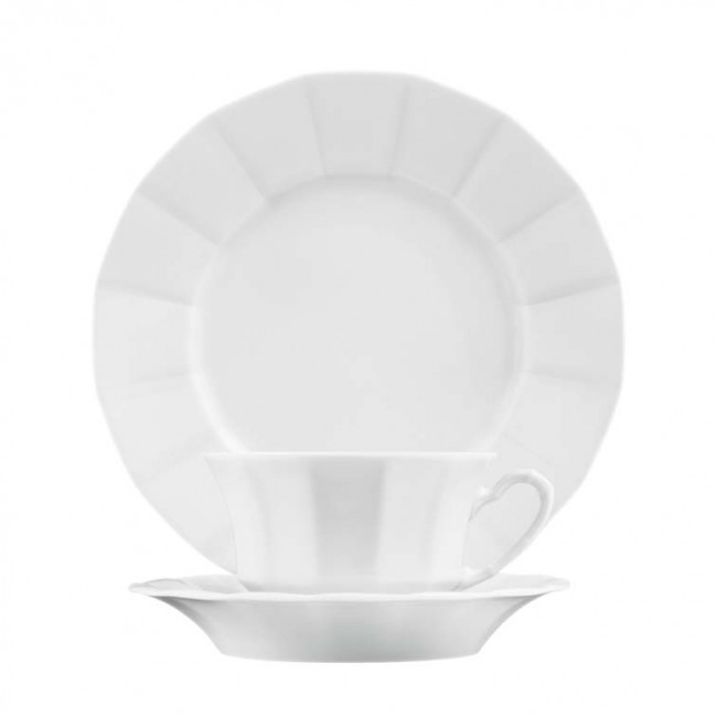 Weiße Porzellantasse und Untertasse vor Teller, Reliefdesign, still angeordnet. Fürstenberg Porzellan.