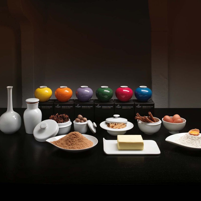 img2_be_639221002_platte_rechteckig Bunte Porzellandosen auf Tisch mit Gewürzen und Zutaten arrangiert. Fürstenberg Porzellan.