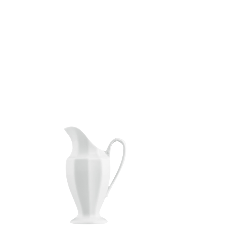 img1_gi_7293_weiss_milchgie__er Weiße, hohe Porzellanvase mit elegantem Henkel auf weißem Hintergrund. Fürstenberg Porzellan.