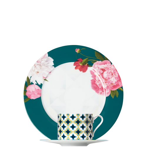 Teller mit Blumenmuster, Tasse mit geometrischem Muster, beides auf schwarzem Hintergrund. Fürstenberg Porzellan. Teller mit Blumenmuster, Tasse mit geometrischem Muster, beides auf schwarzem Hintergrund. Fürstenberg Porzellan.