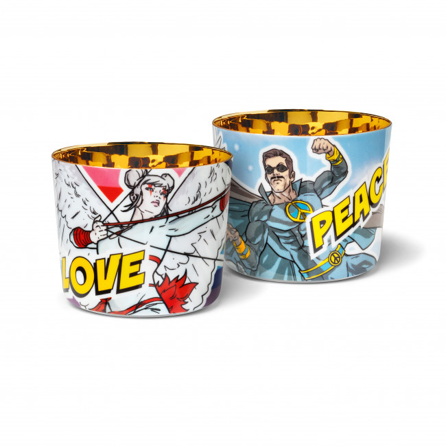 Zwei bemalte Becher mit Aufschriften "LOVE" und "PEACE" in Pop-Art-Stil. Fürstenberg Porzellan.