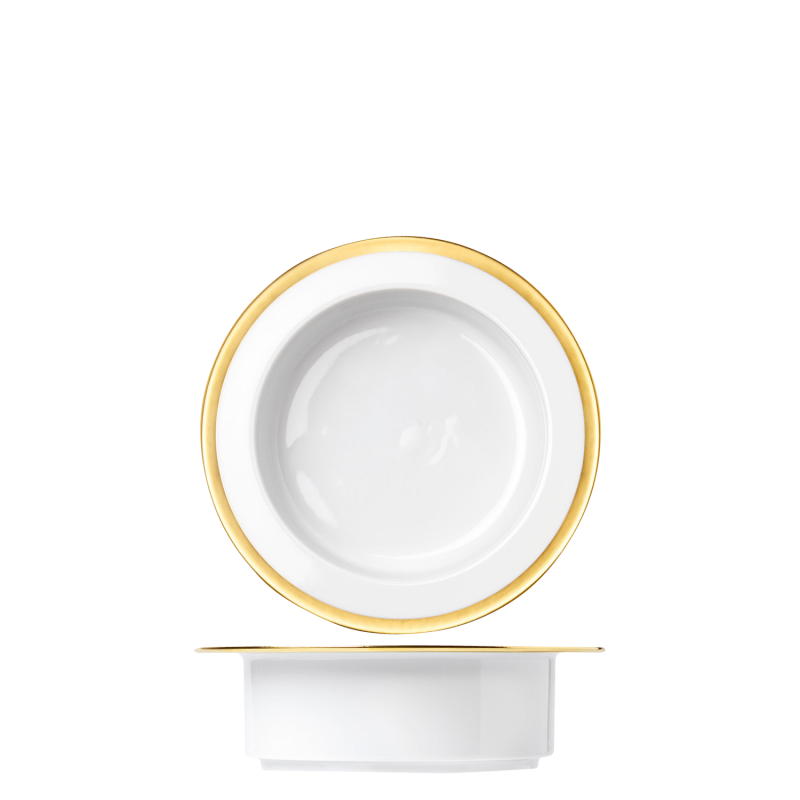 img1_ft2006__5703_suppenschale Zwei weiße Porzellanschalen mit breitem, goldenen Rand in klarer Anordnung. Fürstenberg Porzellan.