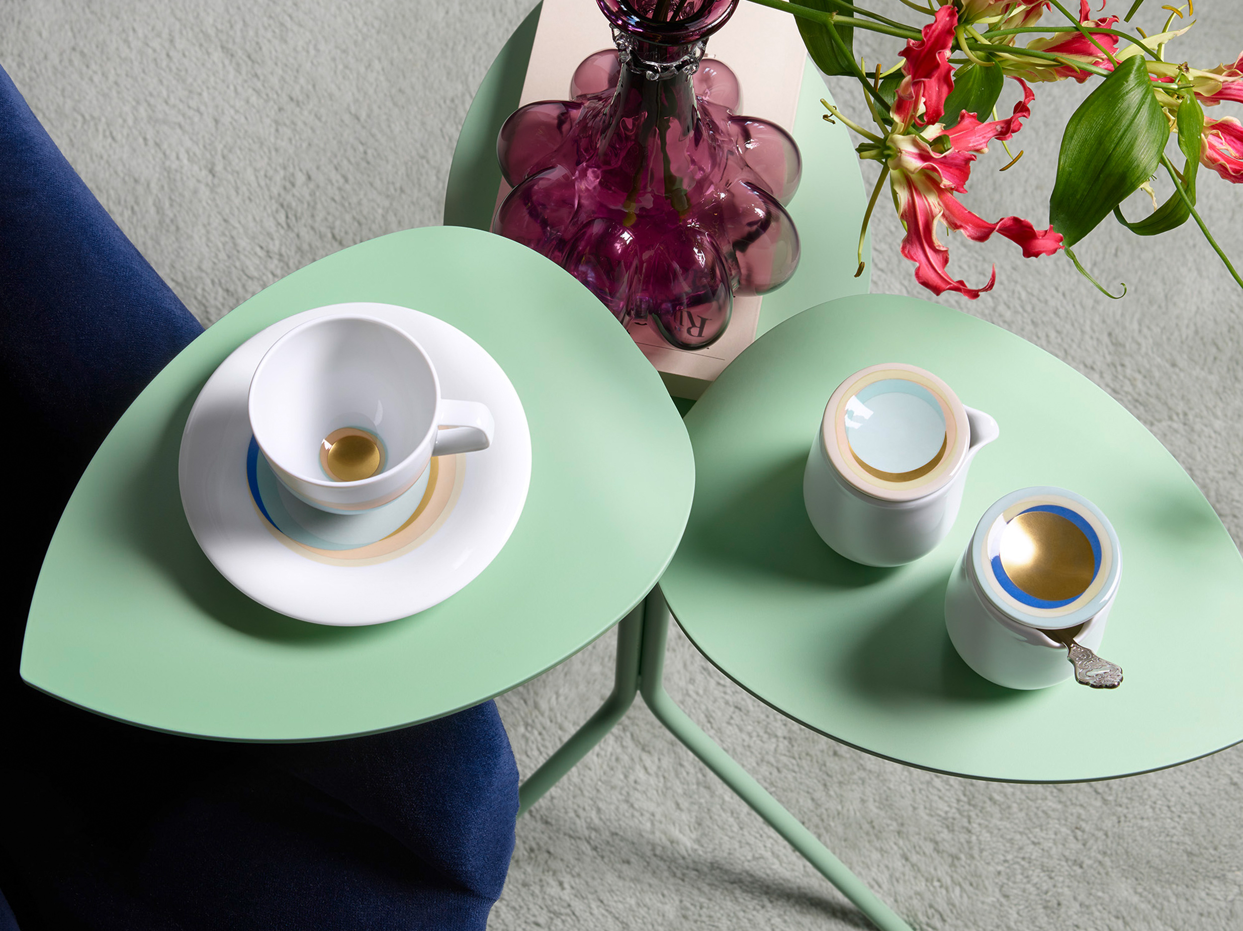 Kaffeetasse, Untertasse und Vase stehen auf mintfarbenem Blatttisch, Blumen daneben. Fürstenberg Porzellan.