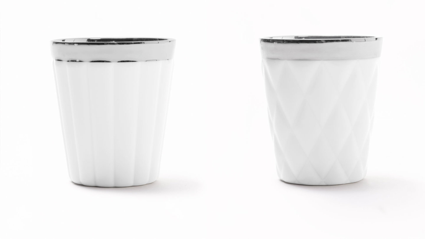 Zwei weiße Becher mit silbernem Rand, links gerillt, rechts rautenförmig. Fürstenberg Porzellan.