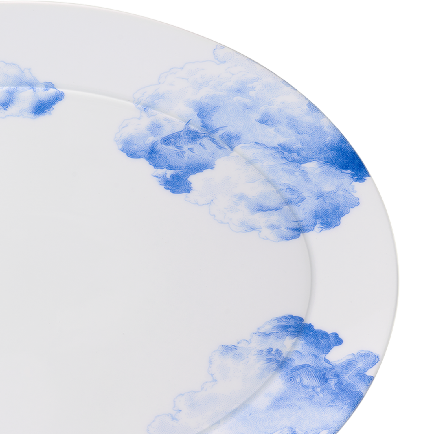 Porzellanteller zeigt blaue Wolken mit Fischmotiv am Rand. Fürstenberg Porzellan.