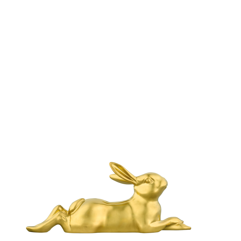 img1_pl1907196049_hase_2024_henri Goldener Porzellan-Hase liegt entspannt, präsentiert elegant die markante Form. Fürstenberg Porzellan.