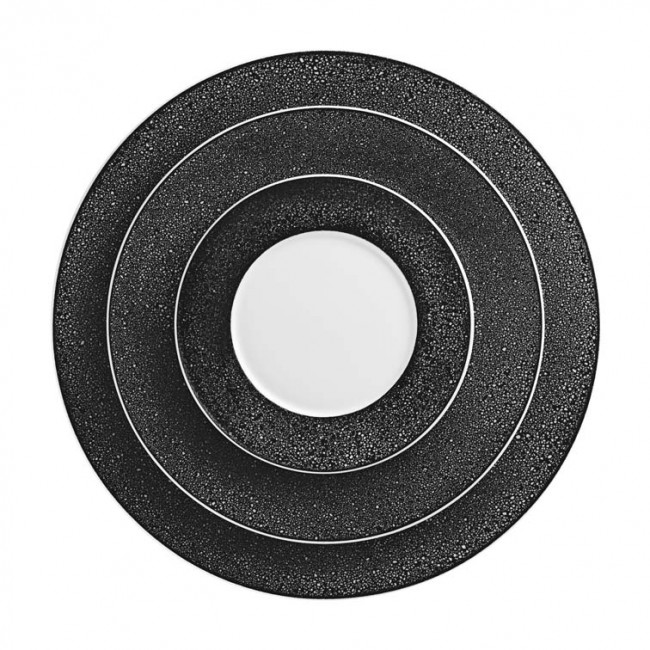 Schwarz-weißes Teller-Design mit konzentrischen Ringen auf strukturiertem Hintergrund. Fürstenberg Porzellan.