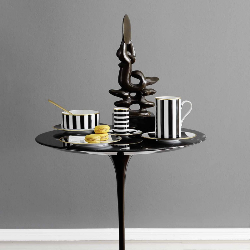 img6_un20067_5705_espressountertasse Schwarz-weiß gestreiftes Porzellan-Set mit Tassen, Schalen und Tellern auf Tisch. Fürstenberg Porzellan.