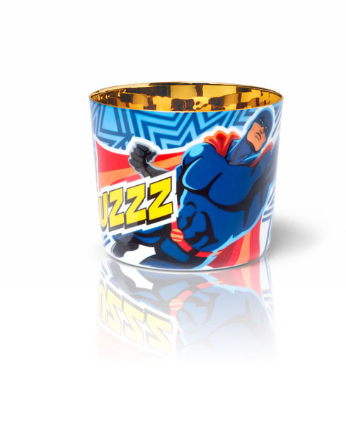 Becher mit Superhelden-Druck fliegt; "ZZZZ" in Comic-Schriftzug. Fürstenberg Porzellan.