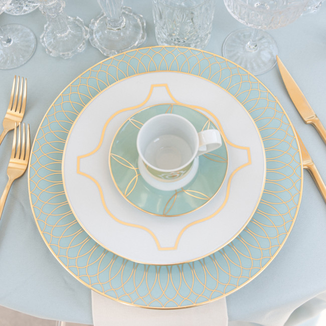 Elegantes Tafelservice mit blau-goldenem Muster, formell gedeckt. Fürstenberg Porzellan.