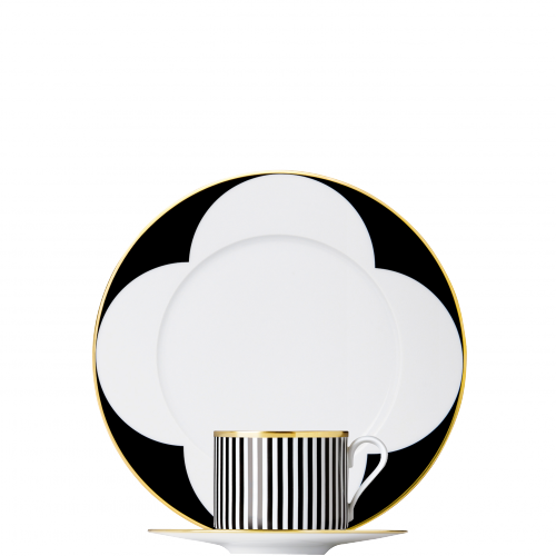 Tasse mit schwarzen Streifen auf Untertasse, dahinter Teller mit schwarzem Muster. Fürstenberg Porzellan. Tasse mit schwarzen Streifen auf Untertasse, dahinter Teller mit schwarzem Muster. Fürstenberg Porzellan.