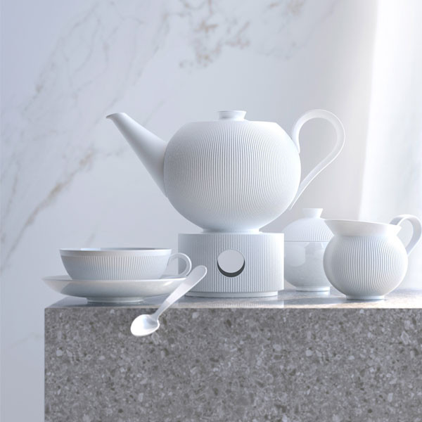 Weiße Teekanne, Tassen und Sahnekännchen auf Marmorhintergrund arrangiert. Fürstenberg Porzellan.