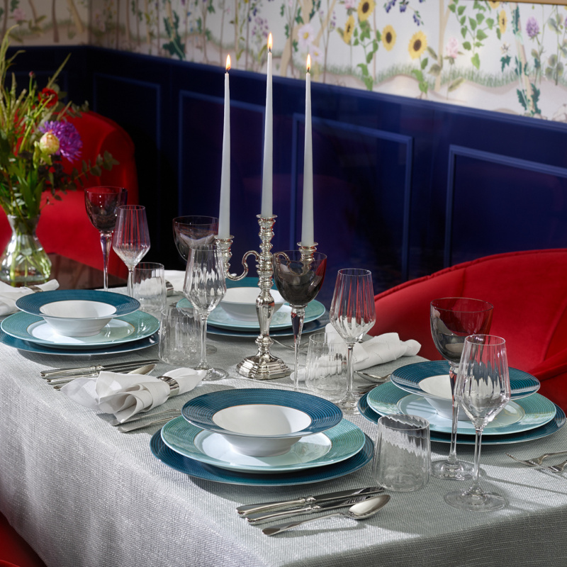 img3_tf2011225904_teller_tief Eleganter Tisch mit Porzellanservice und brennenden Kerzen in festlicher Esszimmerumgebung. Fürstenberg Porzellan.