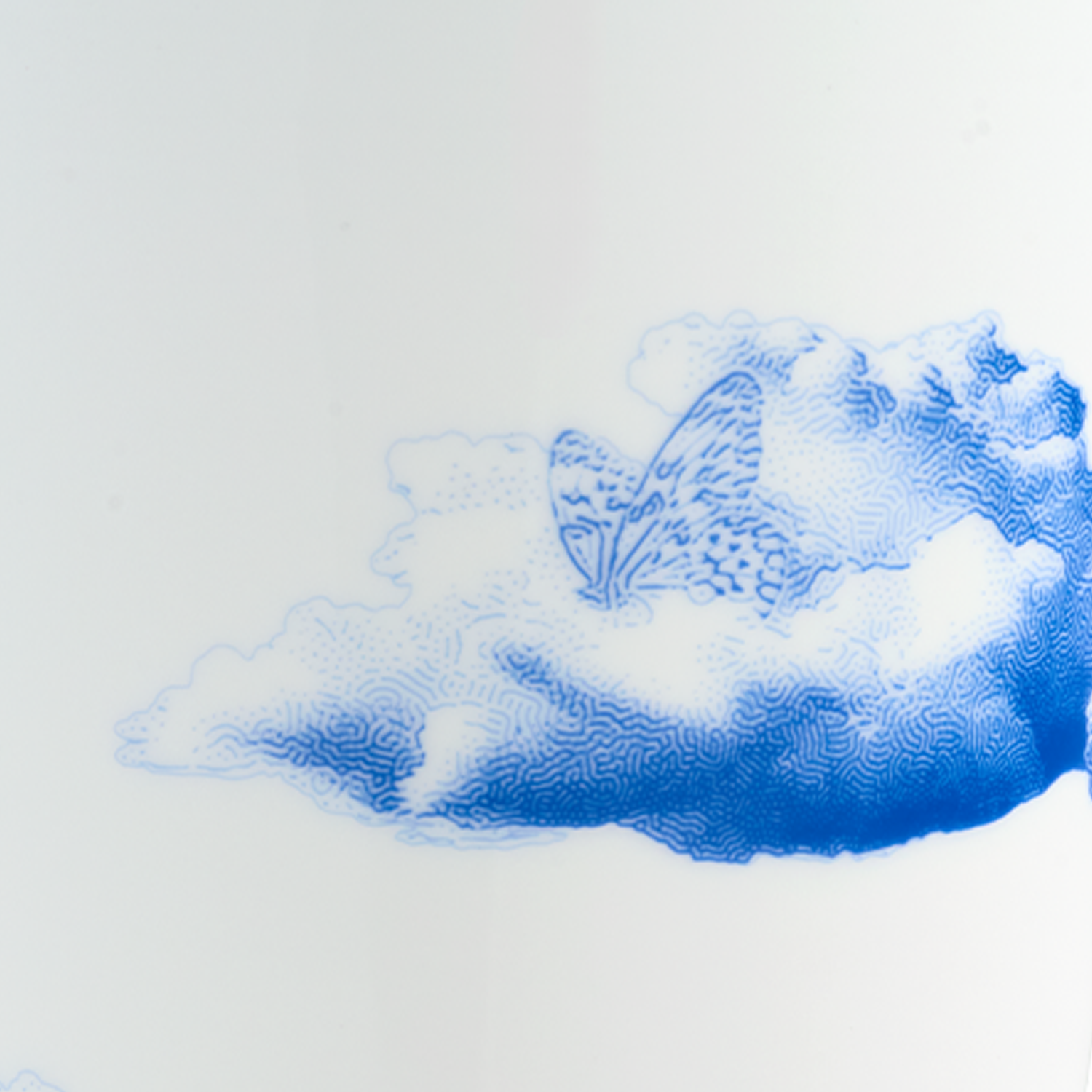 Blauer Schmetterling auf weißen Wolken vor hellem Hintergrund abgebildet. Fürstenberg Porzellan.