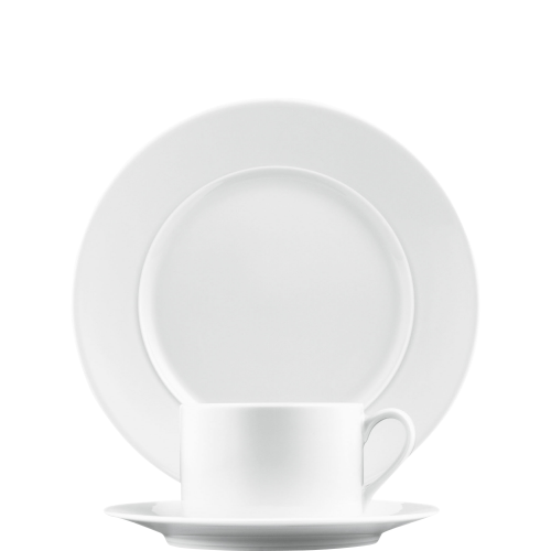 Weiße Tasse und Teller aufeinander gestapelt, minimalistisches Design. Fürstenberg Porzellan. Weiße Tasse und Teller aufeinander gestapelt, minimalistisches Design. Fürstenberg Porzellan.