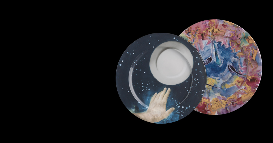 Zwei dekorative Teller: Einer mit Hand und Sternen, anderer mit abstrakten Farben. Fürstenberg Porzellan.